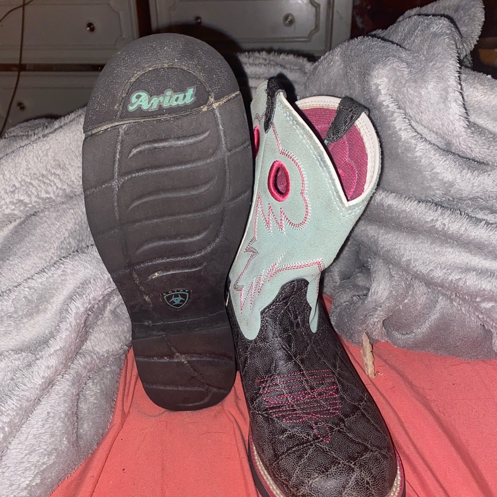 Ariat boot US size 4 in kids and they are a teal color with pink and brown - Picture 2 of 4